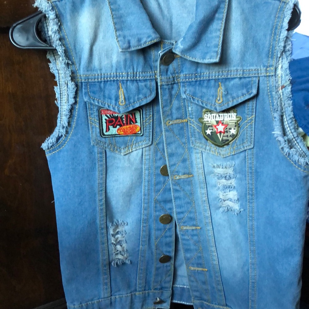 Men’s sleeveless denim button up with patches